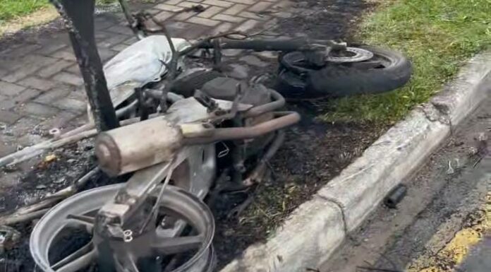MOTO QUEIMADA É ENCONTRADA EM LOTEAMENTO; ACIDENTE NA BR-277 DEIXA MOTOCICLISTA FERIDO GRAVE