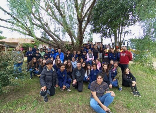 AULA ABERTA NO QUINTAL PRODUTIVO: AGRICULTORA RECEBE TURMA DE ESCOLA ESTADUAL DO CAMPO DE PALMEIRA