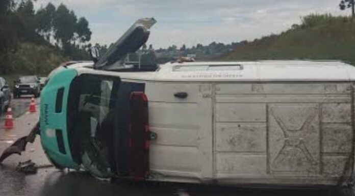 AMBULÂNCIA DE PALMEIRA TOMBA NA BR-277 EM BALSA NOVA E ENFERMEIRA FICA FERIDA