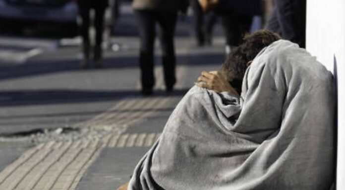 CREAS PODE SER ACIONADO PARA PESSOAS EM SITUAÇÃO DE RUA NO FRIO, MAS PLANTÃO NOTURNO NÃO FOI INFORMADO