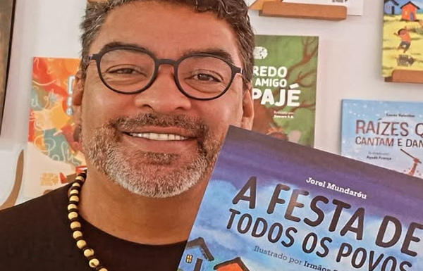 ESCRITOR PALMEIRENSE JOREL MUNDARÉU LANÇA NOVO LIVRO E FALA À CRUZEIRO DURANTE A BETT EDUCAR 2026