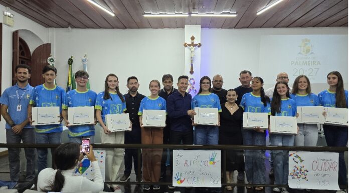 PARLAMENTARES JOVENS RECEBEM MACBOOKS E REFORÇAM INCENTIVO À EDUCAÇÃO E INCLUSÃO DIGITAL