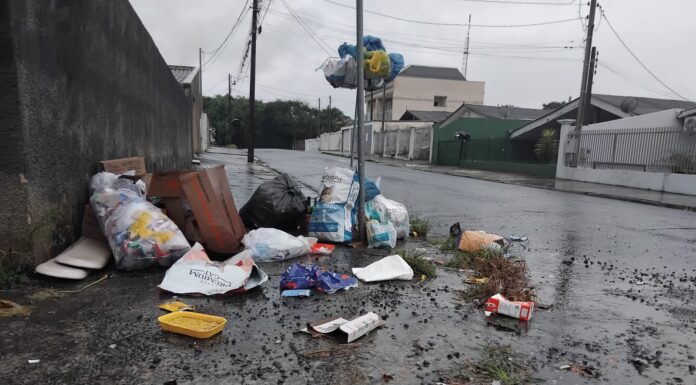 FALHAS NA COLETA DE RECICLÁVEIS DEIXAM MORADORES HÁ TRÊS SEMANAS COM LIXO ACUMULADO