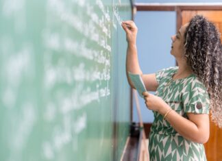 PARANÁ ABRE PSS PARA CONTRATAÇÃO TEMPORÁRIA DE PROFESSORES E PEDAGOGOS