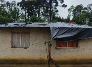 DEFESA CIVIL SEGUE ATENDENDO FAMÍLIAS AFETADAS POR TEMPORAL COM GRANIZO EM PALMEIRA