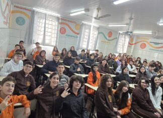 CÂMARA MUNICIPAL LEVA EDUCAÇÃO POLÍTICA A ESTUDANTES DO COLÉGIO REALEZA