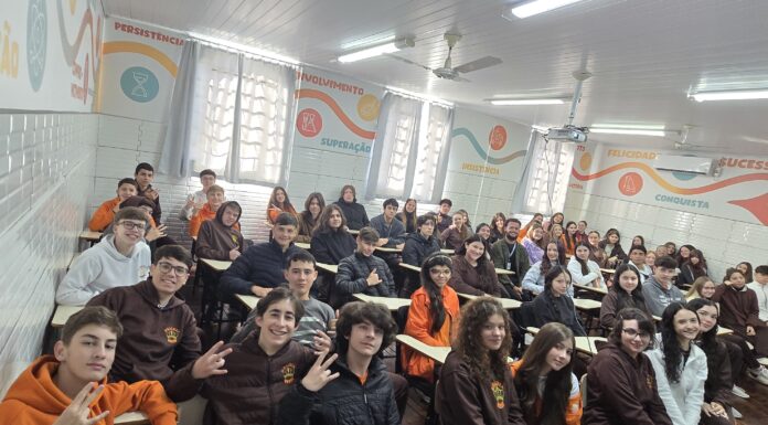 CÂMARA MUNICIPAL LEVA EDUCAÇÃO POLÍTICA A ESTUDANTES DO COLÉGIO REALEZA