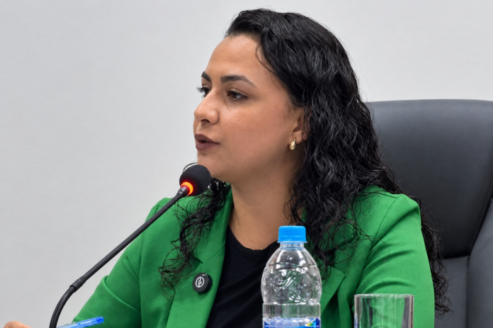 Vereadora em reunião com microfone